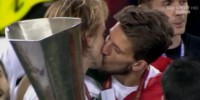 El vídeo del beso gay de dos futbolistas del Sevilla en la final de Europa League