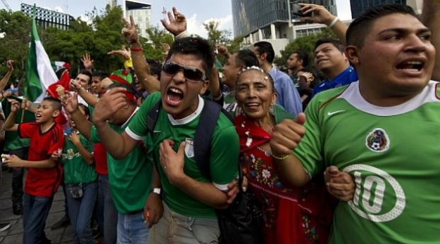 ¿Por qué la FIFA condena el racismo pero tolera la homofobia?