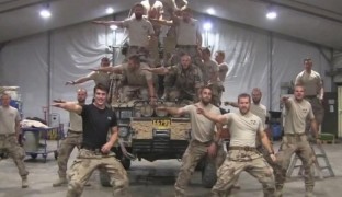 Los marines suecos más macizos de Afganistán bailan al ritmo de ‘Grease’