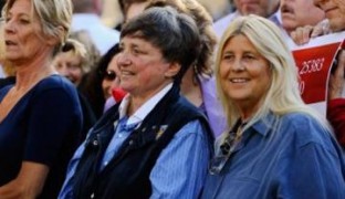 La primera pareja de lesbianas que se casó en California han solicitado el divorcio