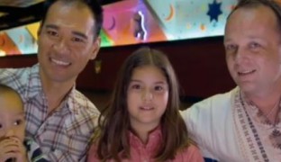 Coca Cola se reconcilia con el colectivo LGBT y muestra una familia homoparental en la Super Bowl