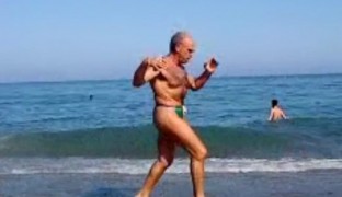 El anónimo gay de las playas de Torremolinos que se hace famoso por su manera de correr