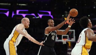 El primer jugador gay de la NBA retorna a las canchas con victoria