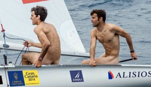 Los regatistas pre-olímpicos españoles practican vela en pelotas