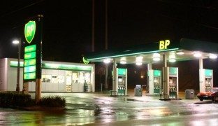 El ex director general de BP cree que se deberían mandar a Rusia a los empleados gays para promover un cambio