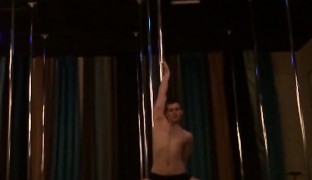 ¿Quién dijo que la barra de striptease es solo para mujeres? Paul Goslouis lo desmiente