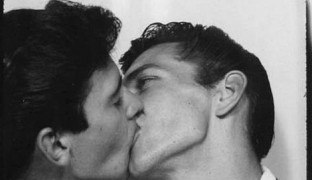 La cabina de fotos que inmortalizó el beso gay más arriesgado de la historia