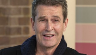 Everett continúa viendo su homosexualidad como un problema