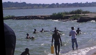 La comunidad gay ugandesa celebra su particular (y secreto) Orgullo en la playa