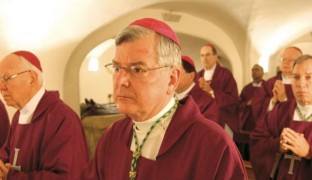 Arzobispo anti-gay ordena investigación contra sí mismo por abusos sexuales a hombres