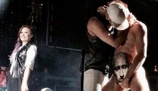 Demi Lovato enfurece a Rusia con un beso gay entre sus bailarines y la careta de Putin