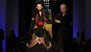 Conchita Wurst desfila para Jean Paul Gaultier en la Semana de la Moda de París