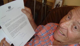 Cameron felicita por carta a un nonagenario gay, escritor y embajador del Orgullo