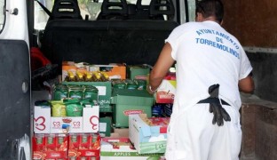 El Ayuntamiento de Torremolinos prohíbe el 'Orgullo Solidario' y limpia su conciencia entregando alimentos al comedor social