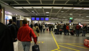 El 65% de los jóvenes asegura que dejaría España por un empleo