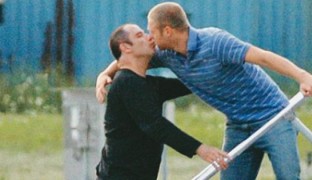 Habrá libro que cuente la relación gay de John Travolta, donde admite que prefiere a los hombres