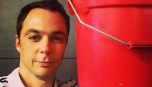 El actor gay Jim Parsons se moja por el ELA