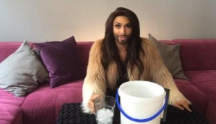 Conchita Wurst cumple el reto del Legado del Tibu a su manera