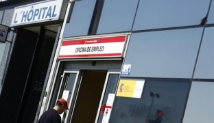 El paro baja por primera vez en un mes de agosto desde el año 2000
